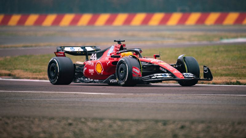 Esta imagen difundida por Ferrari el 22 de enero muestra al piloto de Fórmula 1 Lewis Hamilton probando el F1SF 75 en el circuito de Fiorano, en Maranello.