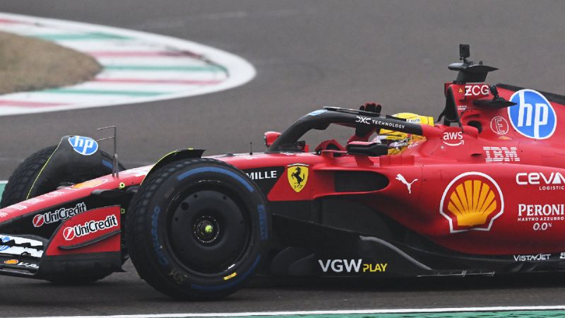 El británico Lewis Hamilton sufrió un accidente durante la segunda jornada de entrenamientos de Fórmula 1 de su nuevo equipo Ferrari.