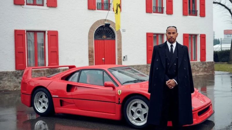 Lewis Hamilton dio sus primeros pasos como piloto de Ferrari, visitando Maranello, la sede de la Scuderia.