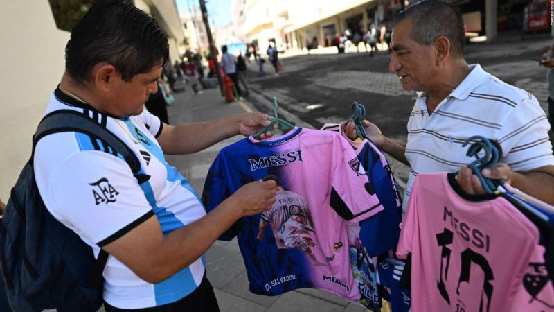 La venta de camisas con la figura de Messi se vendieron en un abrir y cerrar de ojos en tierra salvadoreña.