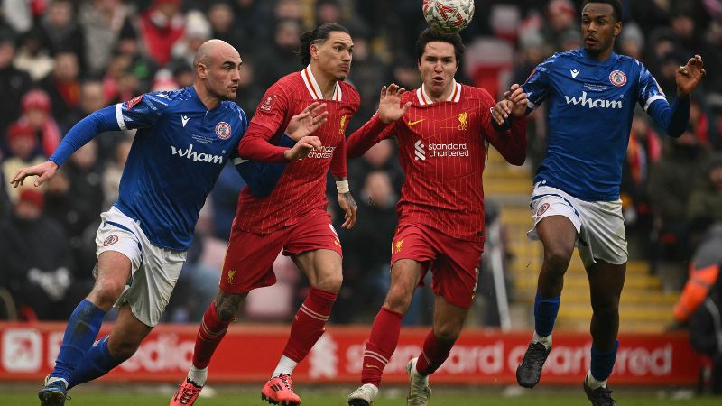 Farrend Rawson y el defensor Zach Awe, del Accrington Stanley compiten con el delantero uruguayo Darwin Núñez del Liverpool .