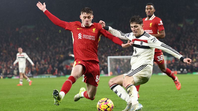 El defensa norirlandés del Liverpool, Conor Bradley, compite con el mediocampista argentino del Manchester United, Alejandro Garnacho.