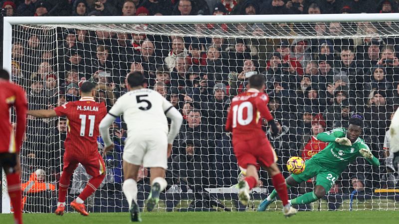 El delantero egipcio del Liverpool, Mohamed Salah, marca el segundo gol de su equipo frente al Manchester United.