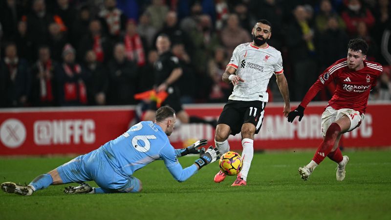 El portero belga del Nottingham Forest, Matz Sels, salva el balón de los pies del delantero egipcio del Liverpool, Mohamed Salah.