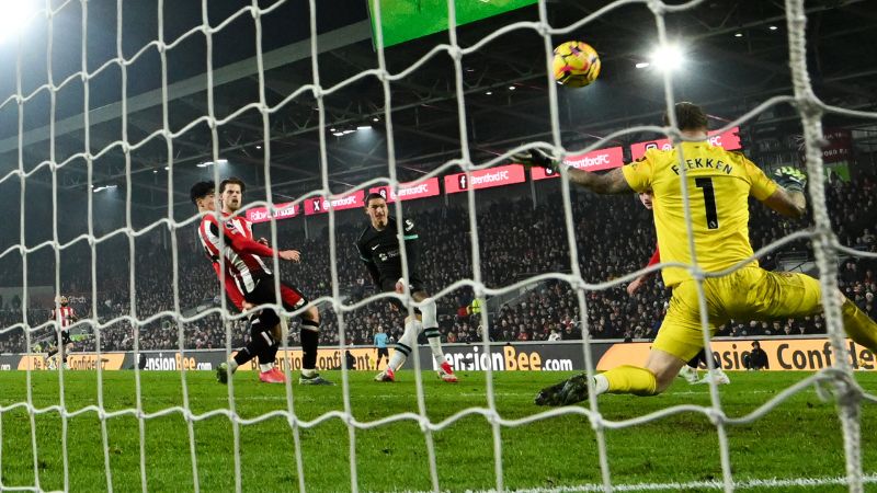 El delantero uruguayo del Liverpool, Darwin Núñez, dispara y marca el segundo gol de su equipo contra el Brentford. .