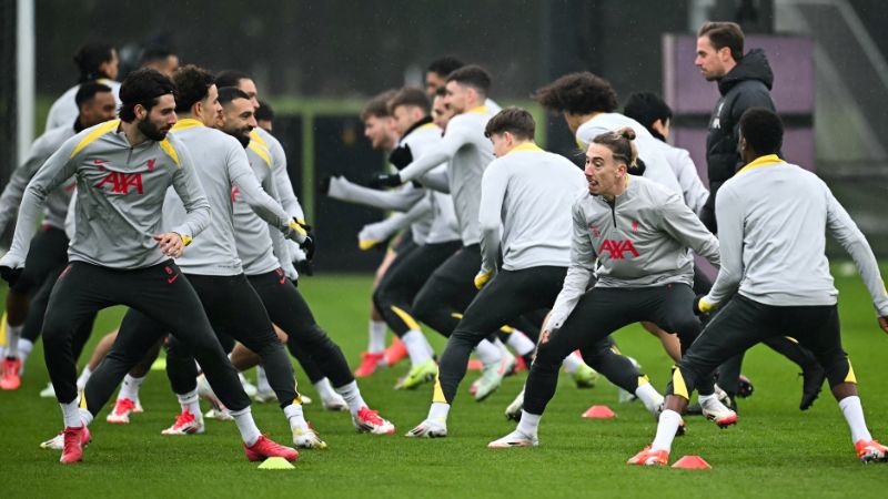 Los jugadores del Liverpool participan en una sesión de entrenamiento en su campo.