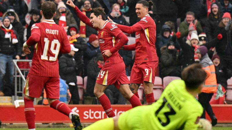 El delantero italiano del Liverpool, Federico Chiesa, celebra el cuarto gol de su equipo frente al Accrington Stanley.