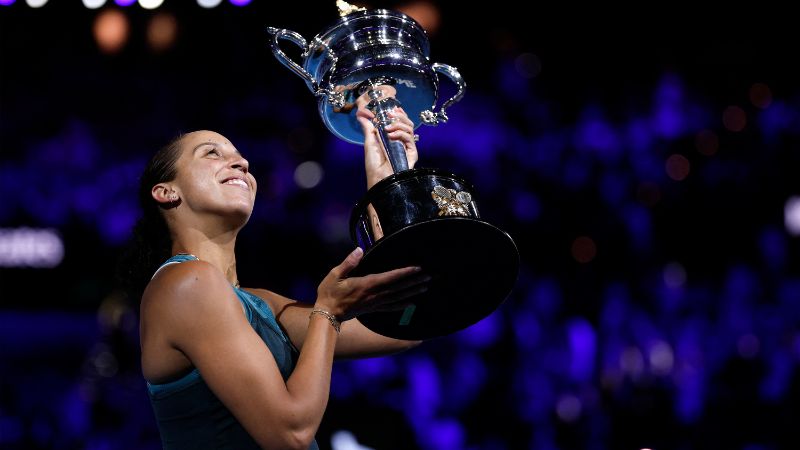 La estadounidense Madison Keys celebra con la Copa Daphne Akhurst Memorial después de derrotar a la bielorrusa Aryna Sabalenka.