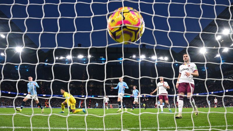 El centrocampista inglés del Manchester City, Phil Foden, celebra después de anotar el cuarto gol de su equipo frente al West Ham United.