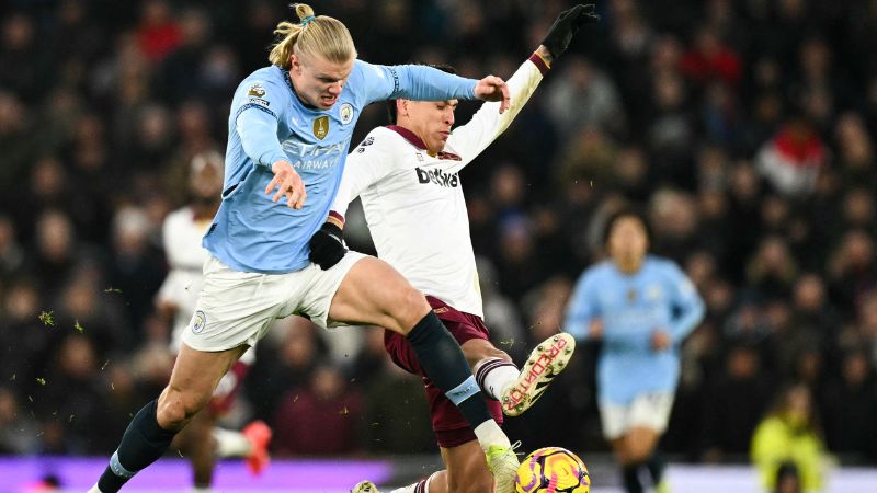 El delantero noruego del Manchester City, Erling Haaland, lucha por el balón con el centrocampista mexicano del West Ham United, Edson Álvarez.