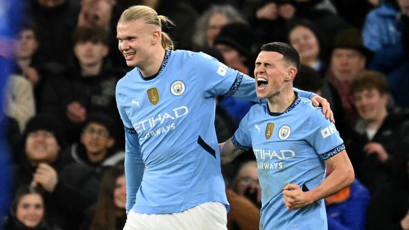 El centrocampista inglés del Manchester City, Phil Foden, celebra el tercer gol con su compañero de equipo, el noruego, Erling Haaland.