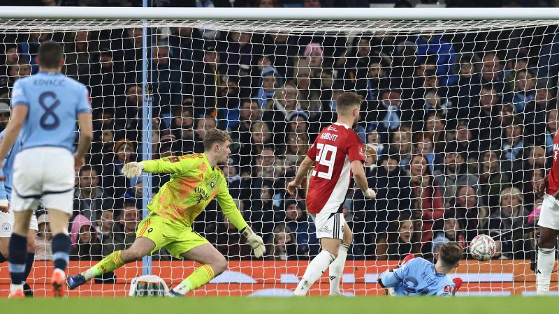 El centrocampista inglés del Manchester City, James McAtee, marca el octavo gol de su equipo sobre el Salford City.