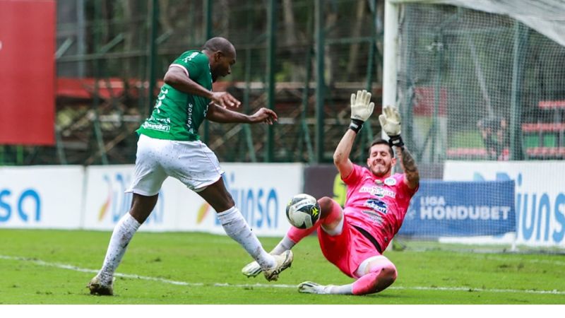 El ecuatoriano Juan Anangonó tuvo un duelo con el portero del Victoria Andrés Felipe Salazar.