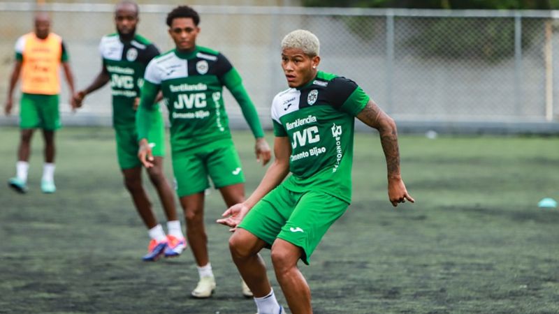 Los jugadores de Marathón se preparan para el partido del sábado contra Victoria.