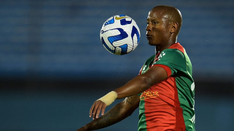 En la foto de archivo, el delantero de Boston River, Mathias Acuña, mira el balón durante el partido de ida de la primera etapa de la Copa Libertadores ante el Zamora.