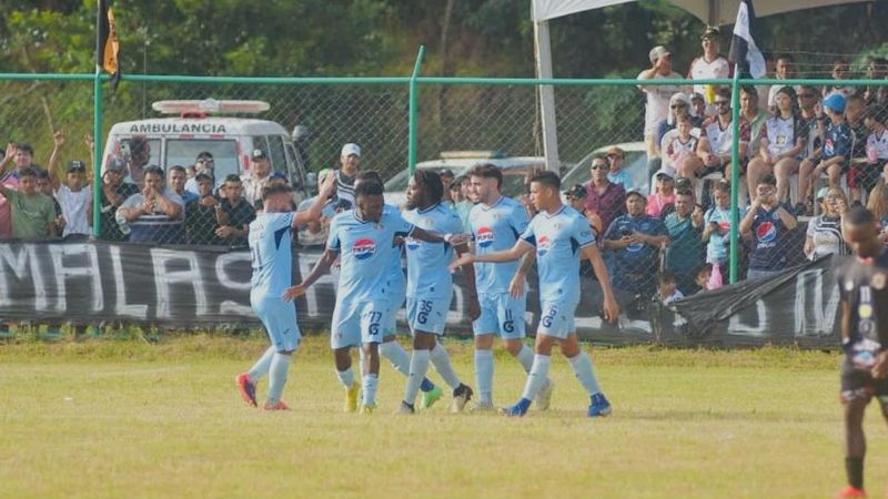 Los jugadores de Motagua celebran uno de los cuatro goles del argentino Agustín Auzmendi.