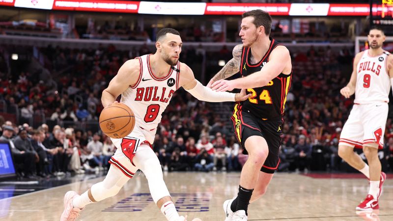Zach LaVine de los Chicago Bulls dribla a Garrison Mathews de los Atlanta Hawks.