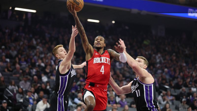 Jalen Green de los Houston Rockets intenta un tiro contra Kevin Huerter y Domantas Sabonis de los Sacramento Kings.
