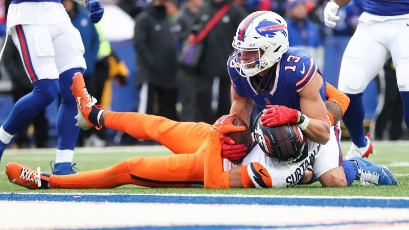 Mack Hollins de los Buffalo Bills reacciona ante Pat Surtain II de los Denver Broncos durante el cuarto cuarto de los playoffs de comodines de la AFC.