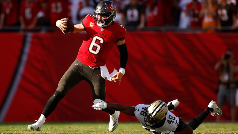 Baker Mayfield de los Tampa Bay Buccaneers se enfrenta al defensa de JT Gray de los New Orleans Saints.