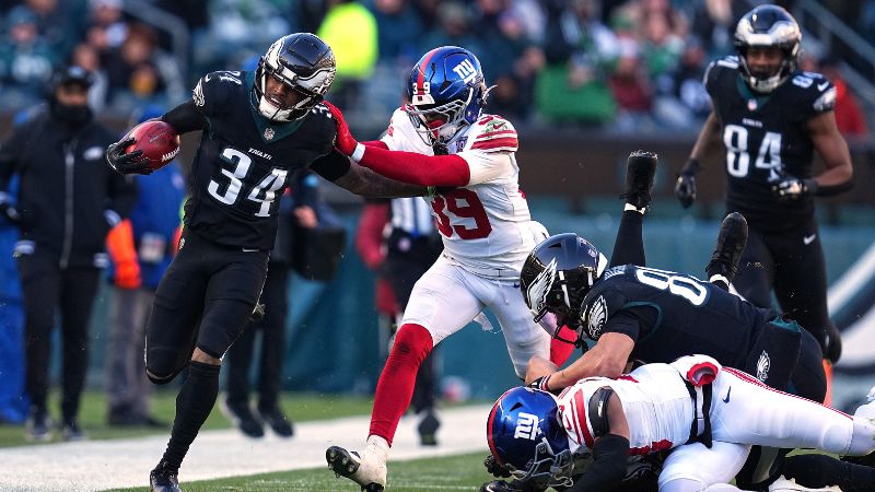 Isaiah Rodgers de los Philadelphia Eagles es empujado fuera de los límites del campo en una devolución de despeje por Divaad Wilson de los New York Giants.