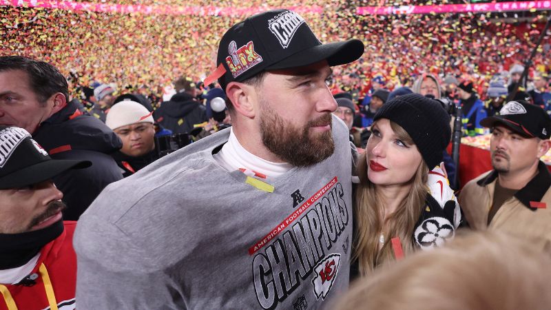 Taylor Swift celebra con Travis Kelce de los Kansas City Chiefs después de derrotar a los Buffalo Bills 32-29 en el Juego de Campeonato de la AFC en el GEHA Field en Arrowhead Stadium.