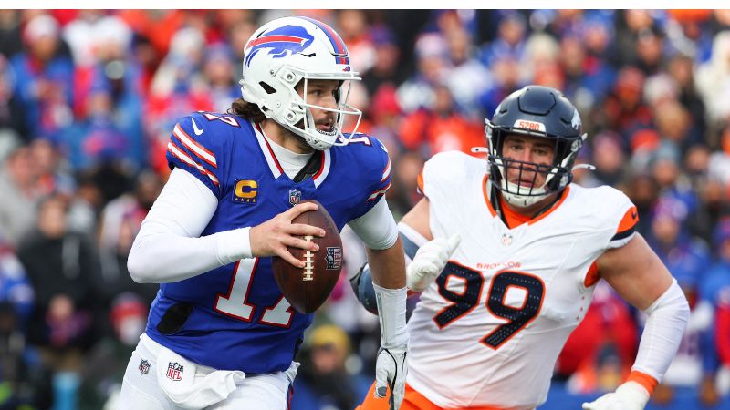 Josh Allen de los Buffalo Bills intenta lanzar contra los Denver Broncos en el cuarto cuarto durante los playoffs de comodines de la AFC.