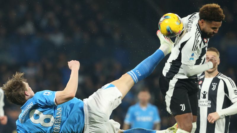 El mediocampista escocés del Nápoles, Scott Mc Tominay, lucha por el balón con el estadounidense de la Juventus, Weston McKennie.