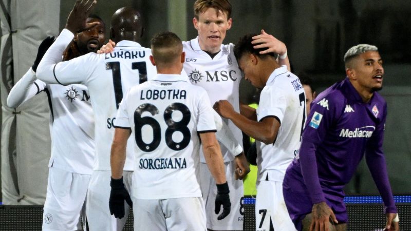 El centrocampista escocés del Nápoles, Scott Mc Tominay, celebra después de anotar el tercer gol de su equipo frente a la Fiorentina.