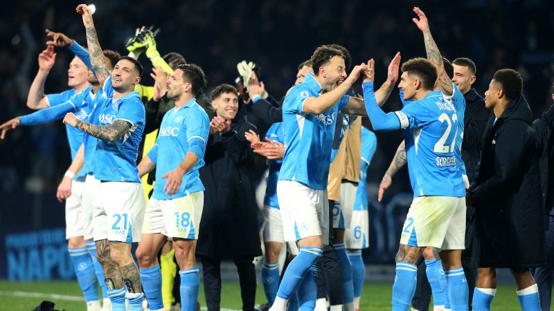 Los jugadores del Nápoles celebran después de ganar el partido contra la Juventus.