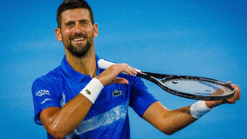 Novak Djokovic simula tocar el violín después de ganar su partido individual masculino contra Gael Monfils de Francia en el torneo internacional de tenis de Brisbane.