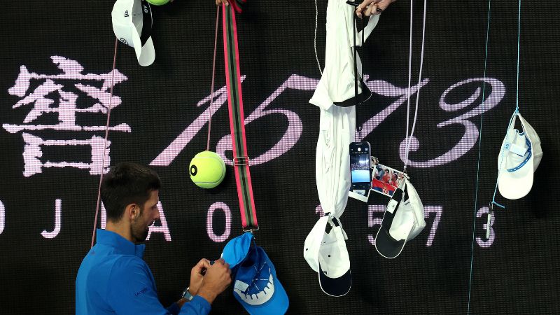 Novak Djokovic, de Serbia, firma autógrafos a los fanáticos después del partido contra Nishesh Basavareddy, de Estados Unidos 