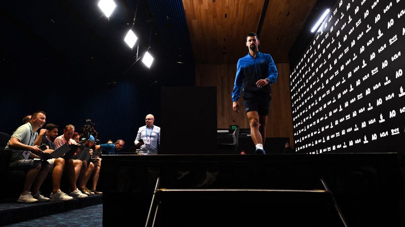 Esta fotografía difundida por Tennis Australia muestra al serbio Novak Djokovic saliendo de una conferencia de prensa.