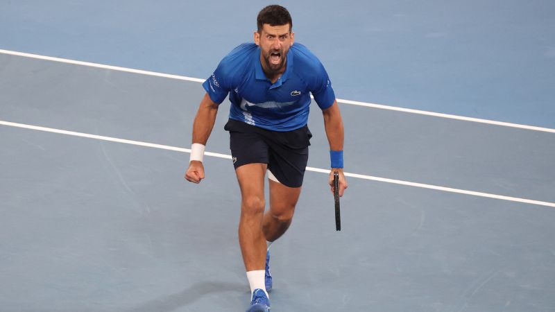 El serbio Novak Djokovic celebra después de su victoria contra el español Carlos Alcaraz.