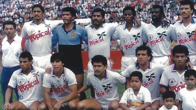 El Olímpia de la década de los 80: Danilo "Pollo" Galindo, Óscar Banegas, Santos Alejandro "El Indio" Ruiz, Daniel Zapata, Rudy Williams, Erick Fú. Agachados: Javier Flores, "La Rata" Contreras, Nahún Espinoza, Vicente Daniel Viera y Juan Flores.