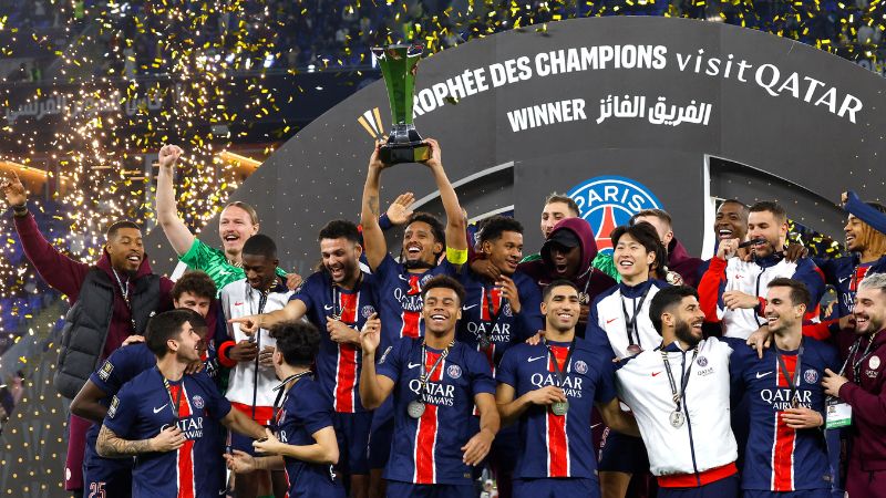 Los jugadores del Paris Saint-Germain celebran con el trofeo después de ganar el partido final contra el Mónaco en el Estadio 974 en Doha.