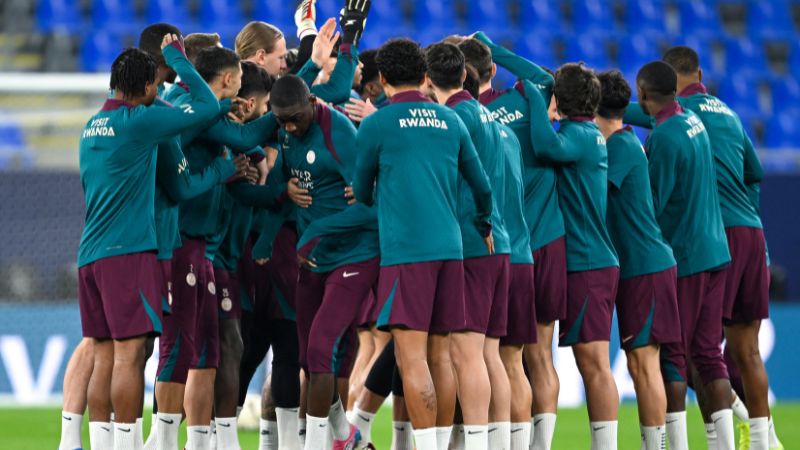 Los jugadores del Paris Saint-Germain participan en una sesión de entrenamiento en el Estadio 974 de Doha.