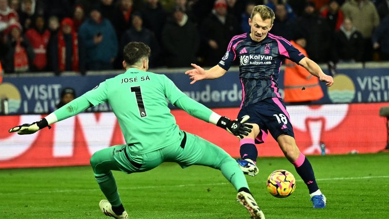 El centrocampista inglés del Nottingham Forest, James Ward-Prowse, centra el balón previo a su gol frente al Wolverhampton Wanderers.