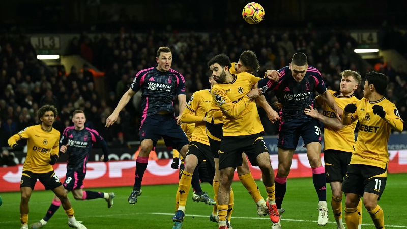 Los jugadores compiten por el balón en un córner durante el partido entre los equipos Wolverhampton Wanderers y Nottingham Forest.