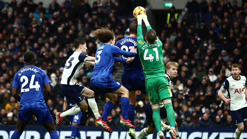 El portero polaco del Leicester City, Jakub Stolarczyk, despeja el balón con los puños durante el partido contra el Tottenham Hotspur.