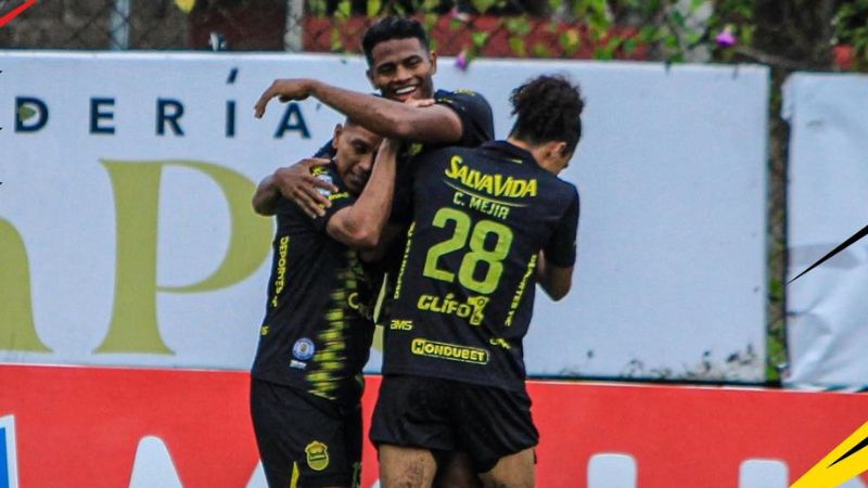 Los jugadores del Real España celebran el primer gol anotado por el colombiano Yeison Moreno.