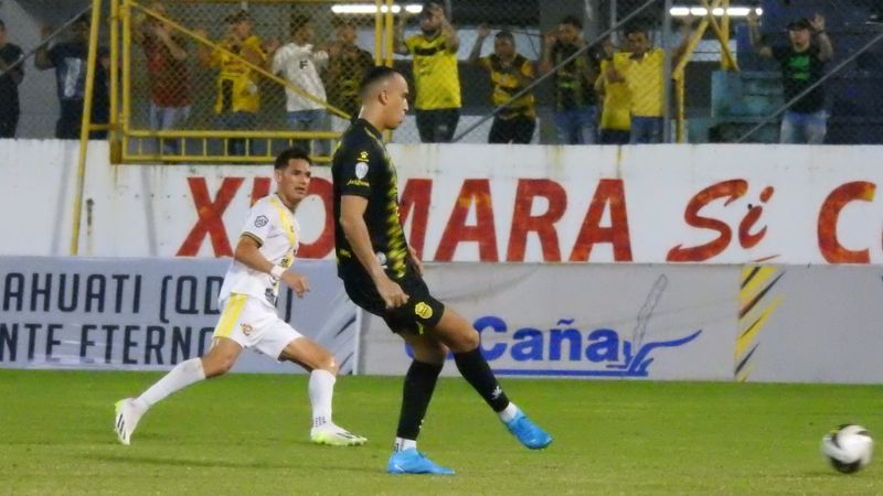 El defensa del Real España, Devron Garcías, sale con balón dominado ante la mirada de Roberto Moreira, del Génesis Comayagua.