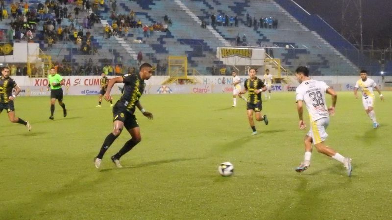 Real España y Génesis Comayagua se enfrentan en el estadio Morazán de San Pedro Sula.