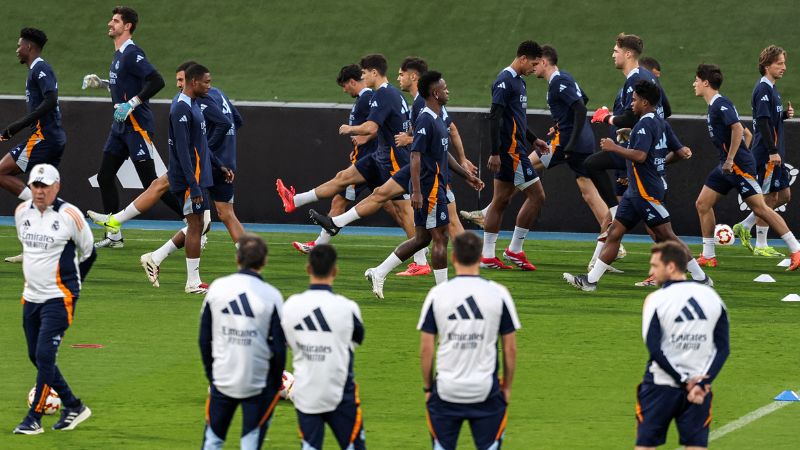 Los jugadores del Real Madrid se calientan durante una sesión de entrenamiento en la Ciudad Deportiva Rey Abdullah en Yeddah..