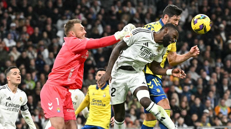 El defensa alemán del Real Madrid, Antonio Ruediger, cabecea el balón junto al portero holandés de Las Palmas, Jasper Cillessen.