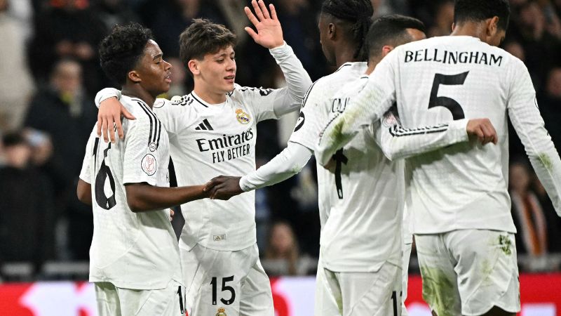 Los jugadores del Real Madrid celebran la sufrida victoria frente al Celta de Vigo.