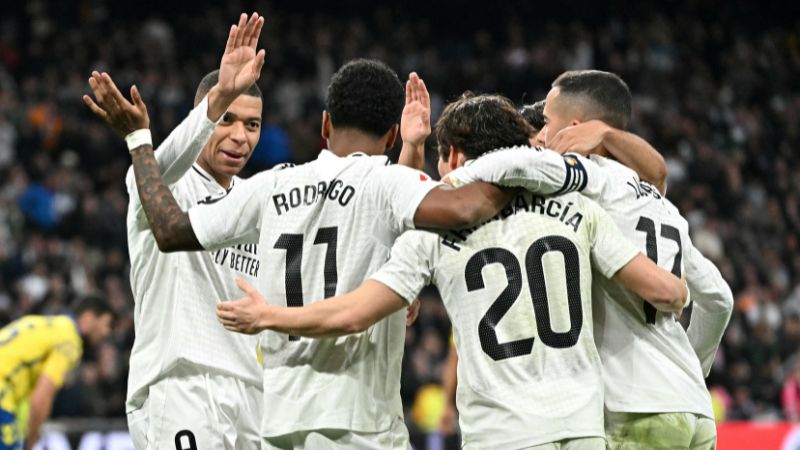 El delantero brasileño del Real Madrid, Rodrygo, celebra con el delantero francés, Kylian Mbappé, y sus compañeros el cuarto gol frente a Las Palmas.