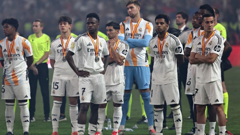 Los jugadores del Real Madrid posan con sus medallas de segundo lugar en la final de la Supercopa de España.