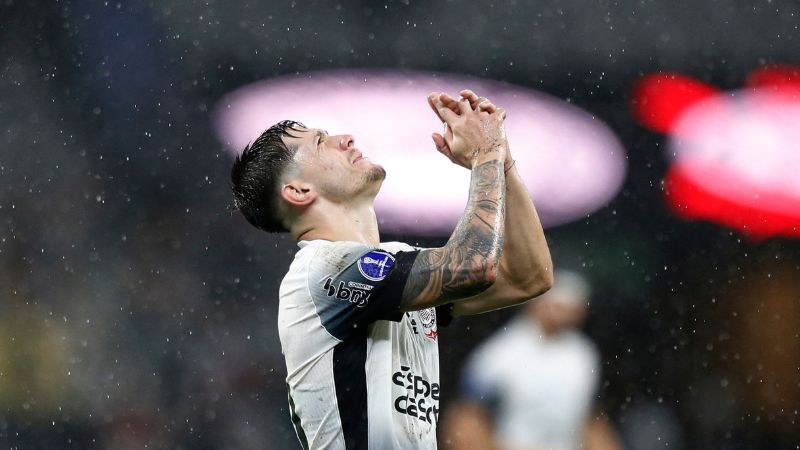 En la foto de archivo, el volante argentino del Corinthians, Rodrigo Garro, reacciona durante un partido.