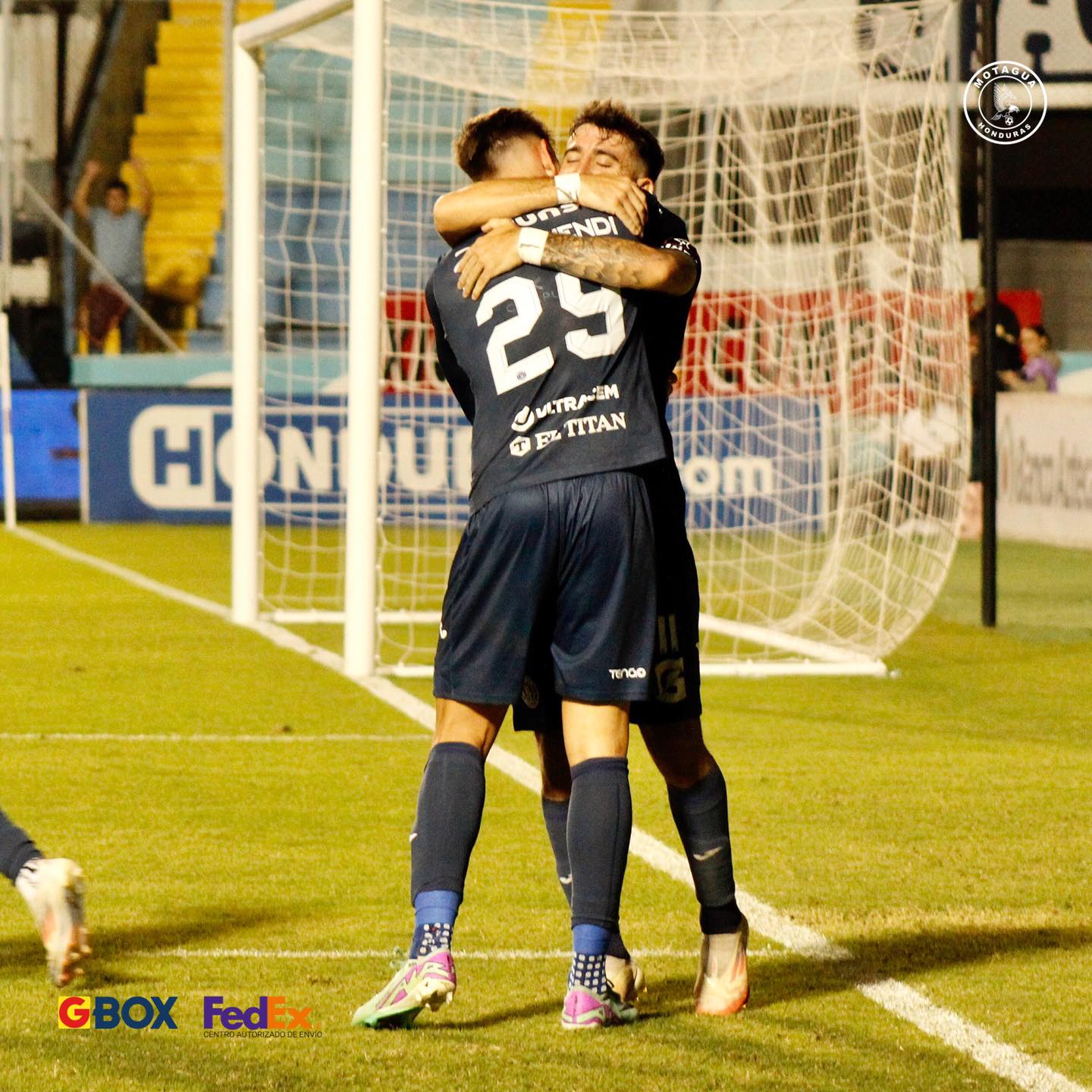 Los hermanos Agustín y Rodrigo Auzmendi han celebrado con la camisa azul de Motagua.